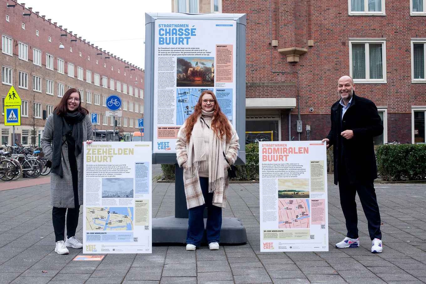 Studenten Eline Alberts en Daimy Comijs met wethouder Rutger Groot Wassink (foto Mariet Dingemans / gemeente Amsterdam)